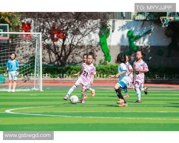 中国足球明星在绿茵场上展现风采与激情的精彩瞬间