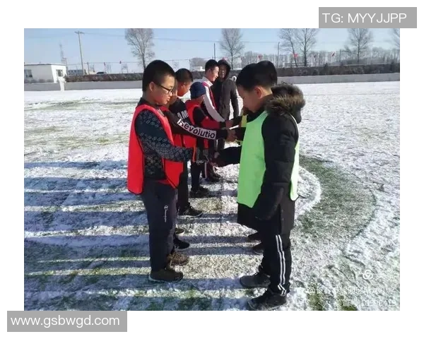 在白雪皑皑的冬季畅享雪地足球游戏的乐趣与激情