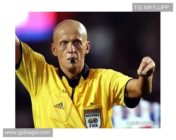 媒体足球裁判的角色与影响力解析：如何塑造比赛公正与观众体验