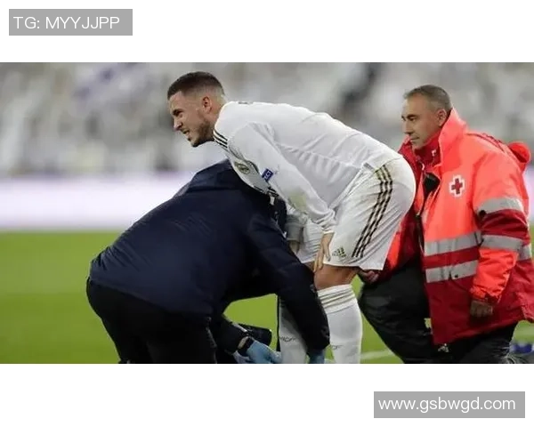 足球员重伤引发的医疗危机与职业生涯的重大转折探讨